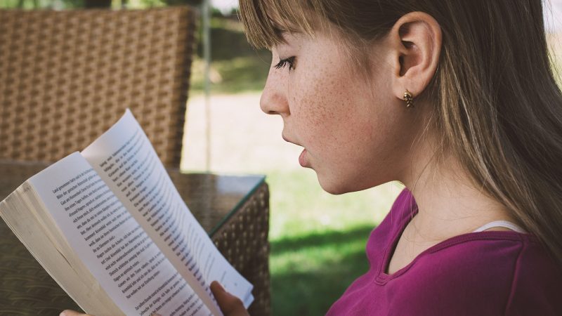Wspólne czytanie z rodziną – jak nauczyć dzieci czytać ze zrozumieniem?