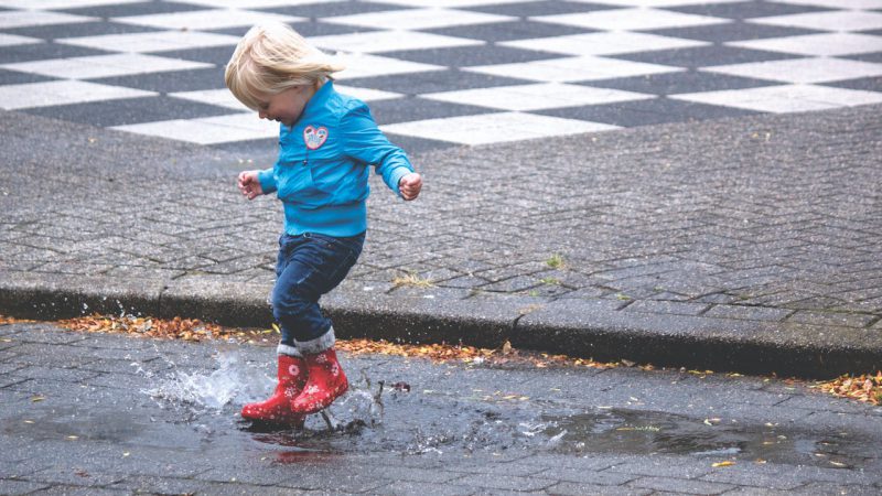 Jak zorganizować dziecku rozrywkę podczas deszczowego urlopu